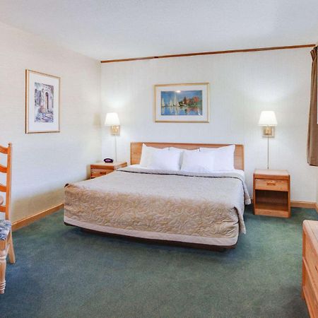Super 8 Beachfront By Wyndham Mackinaw City, Mi Extérieur photo