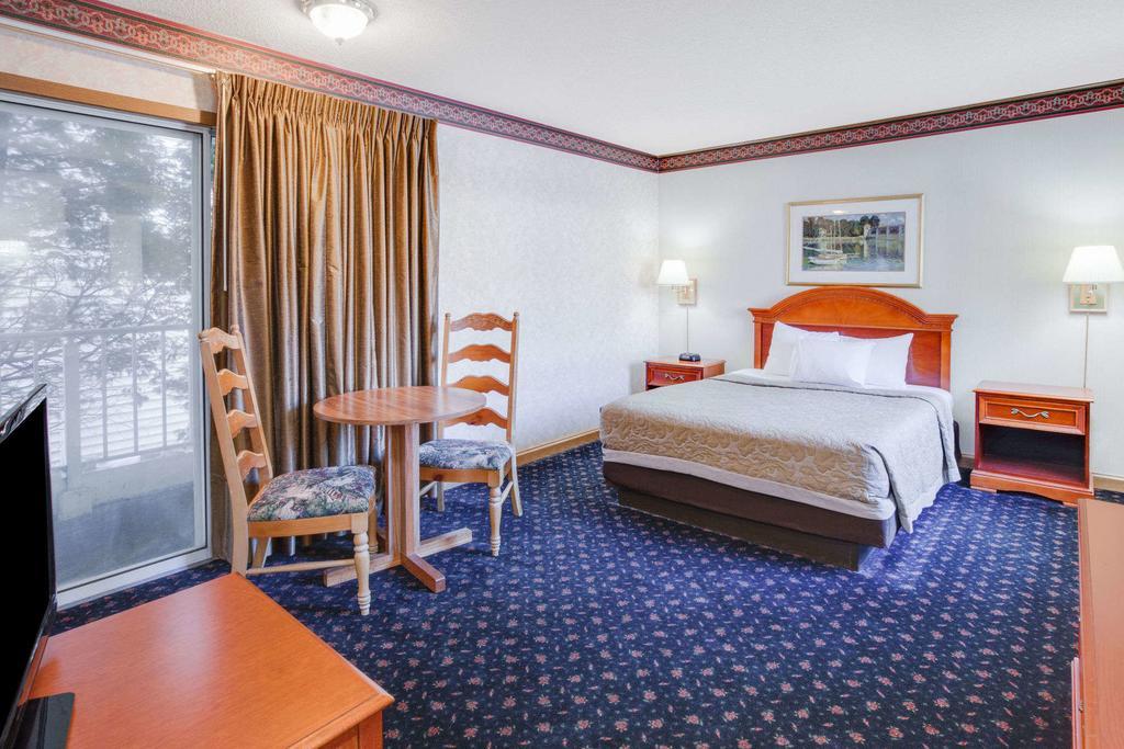 Super 8 Beachfront By Wyndham Mackinaw City, Mi Extérieur photo
