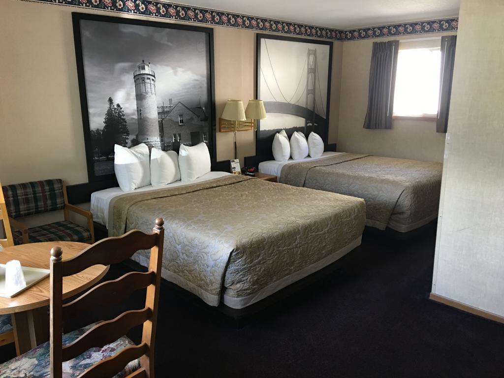 Super 8 Beachfront By Wyndham Mackinaw City, Mi Extérieur photo