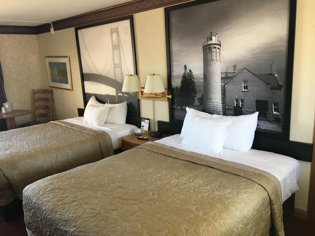 Super 8 Beachfront By Wyndham Mackinaw City, Mi Extérieur photo