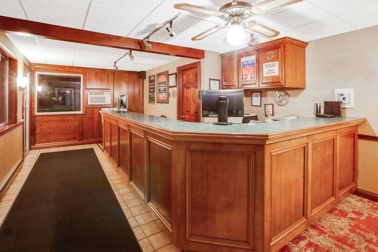 Super 8 Beachfront By Wyndham Mackinaw City, Mi Extérieur photo