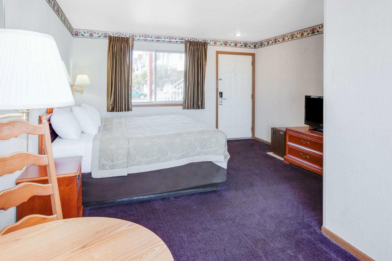 Super 8 Beachfront By Wyndham Mackinaw City, Mi Extérieur photo