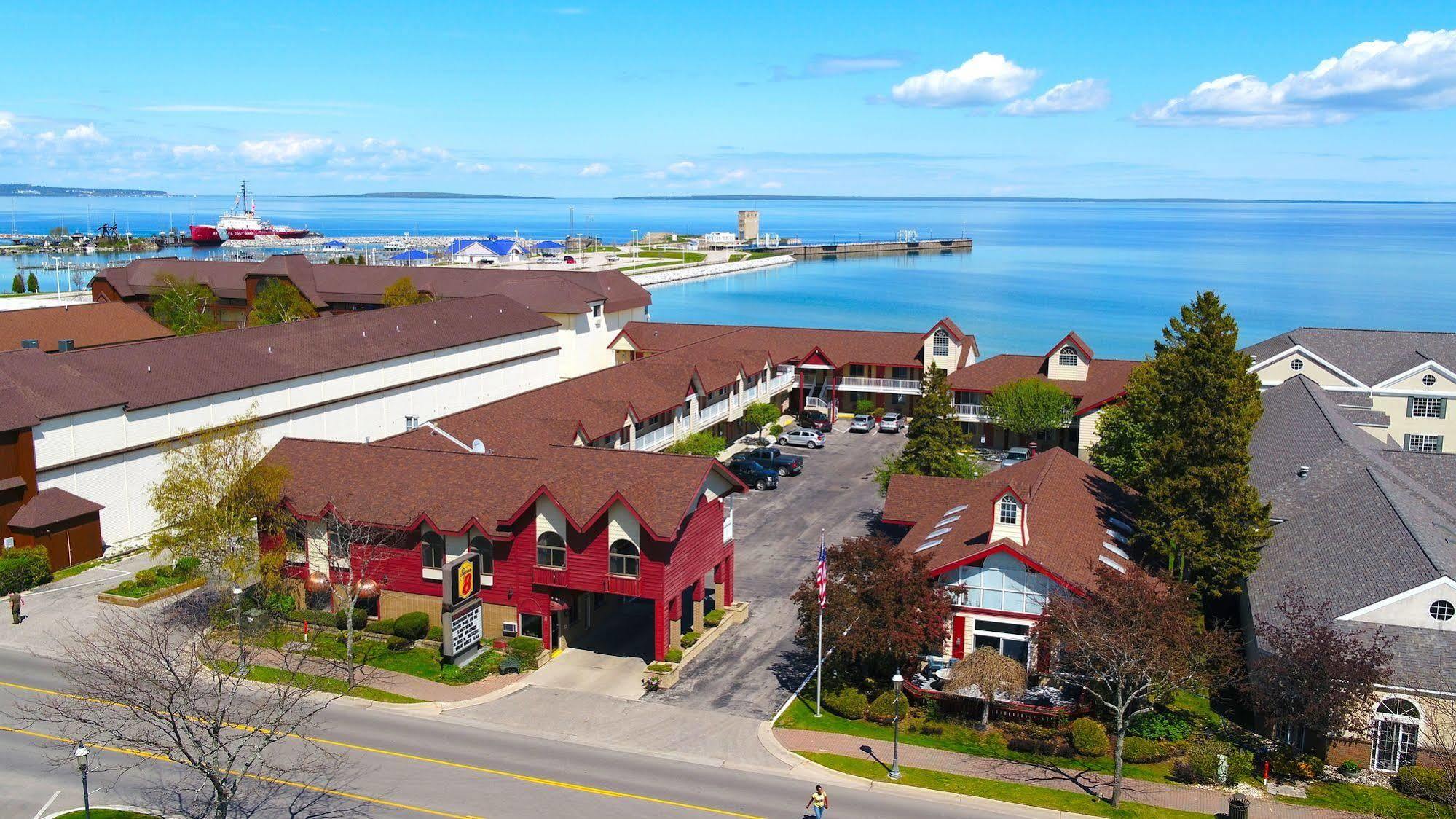 Super 8 Beachfront By Wyndham Mackinaw City, Mi Extérieur photo
