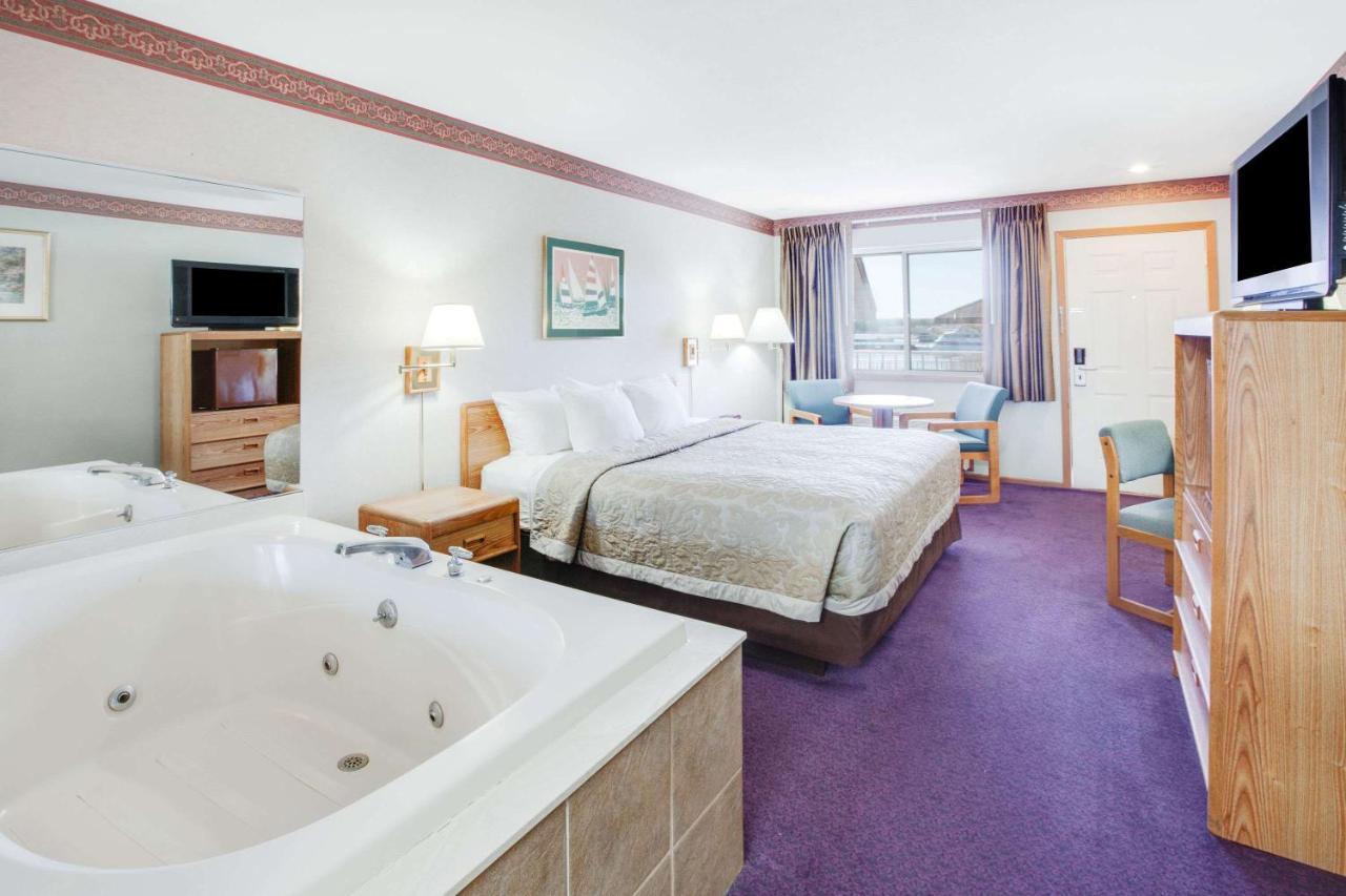 Super 8 Beachfront By Wyndham Mackinaw City, Mi Extérieur photo