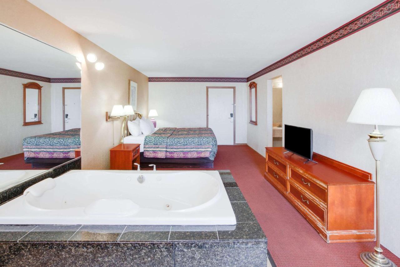 Super 8 Beachfront By Wyndham Mackinaw City, Mi Extérieur photo